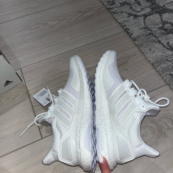 NWT Women’s Adidas All White Ultraboosts - Picture 2 of 6